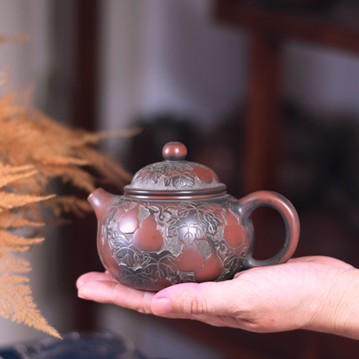 Qin Zhou Clay Teapot "Gourd" by Yuan Chan Jie