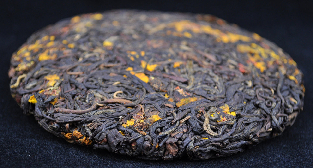 Spring 2014 "Drunk on Red with Snow Chrysanthemum" Sun-Dried Feng Qing Black Tea mini cake
