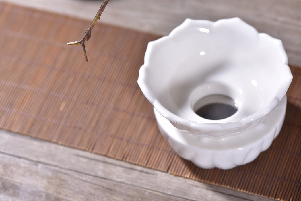 De Hua White Porcelain "Reflections" Strainer with Stand