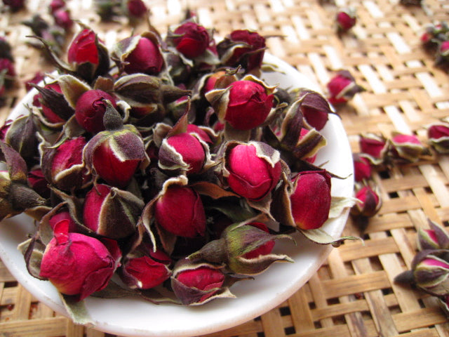 Red rose buds, High Quality, Natural, Organic, Biodegraddable, Wedding –  UkrainianFlowersShop