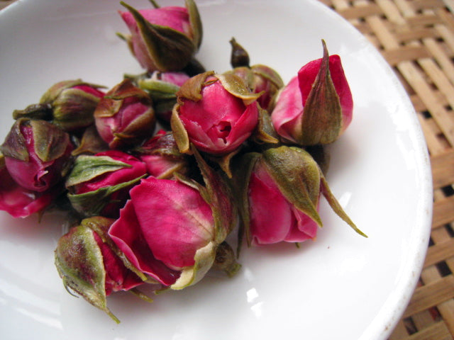Red rose buds, High Quality, Natural, Organic, Biodegraddable, Wedding –  UkrainianFlowersShop